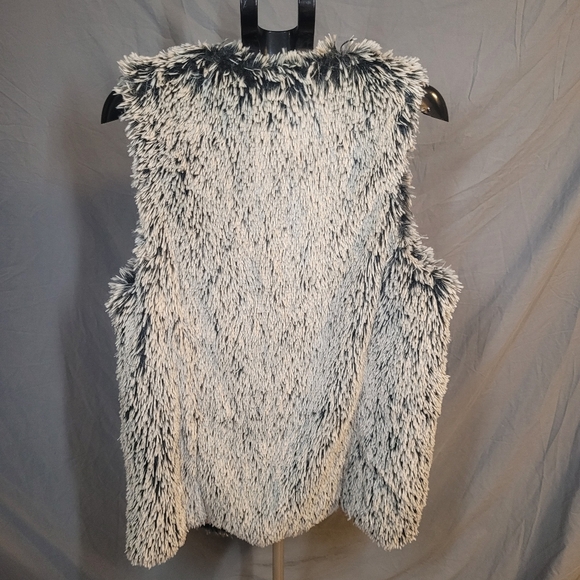 Faux Fur Vest with Pockets - Picture 4 of 8